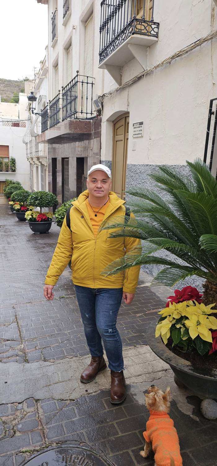 cristi din banat imbracat in galben