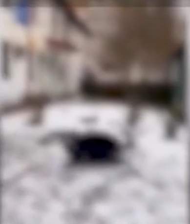 Un adolescent a fost snopit în bătaie de mai mulți băieți, lângă un liceu din Argeș. Totul a fost filmat