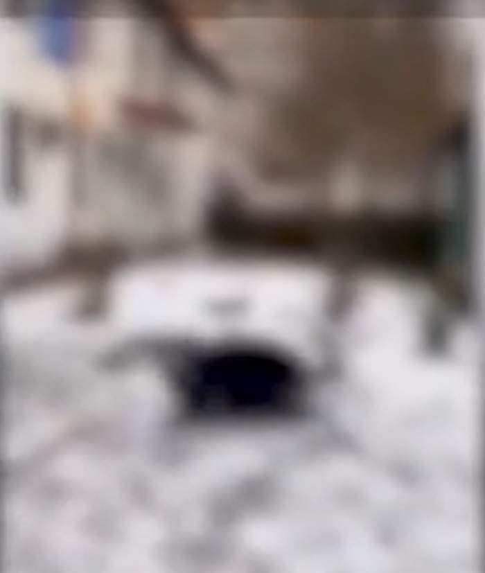 Un adolescent a fost snopit în bătaie de mai mulți băieți, lângă un liceu din Argeș. Totul a fost filmat