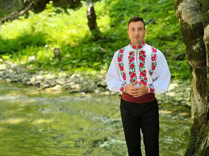 Valentin Sanfira poarta costum traditional