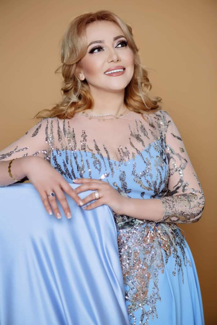 Adriana Ochisanu poarta culoarea bleo