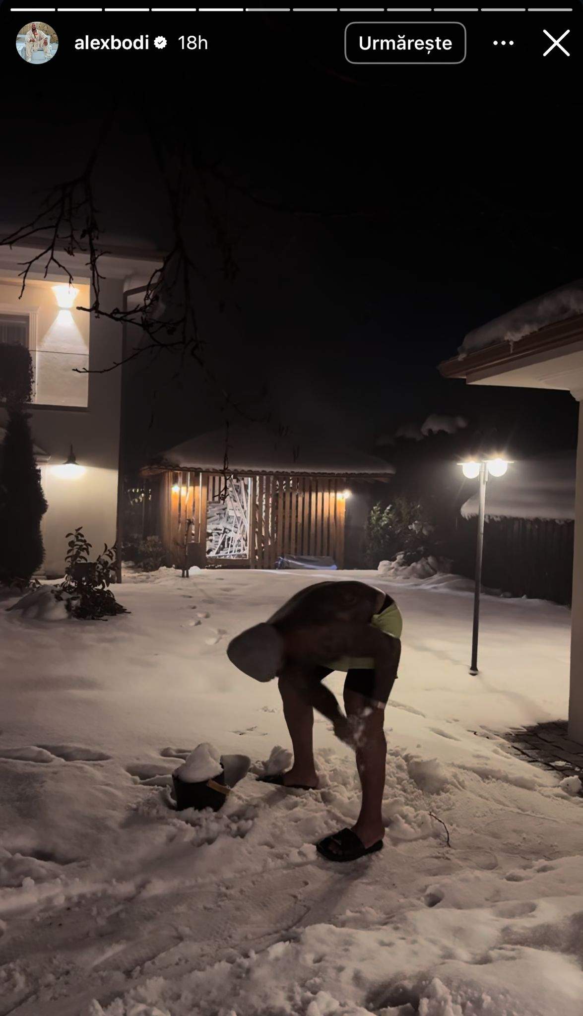 Alex Bodi, în fața cazării de la munte