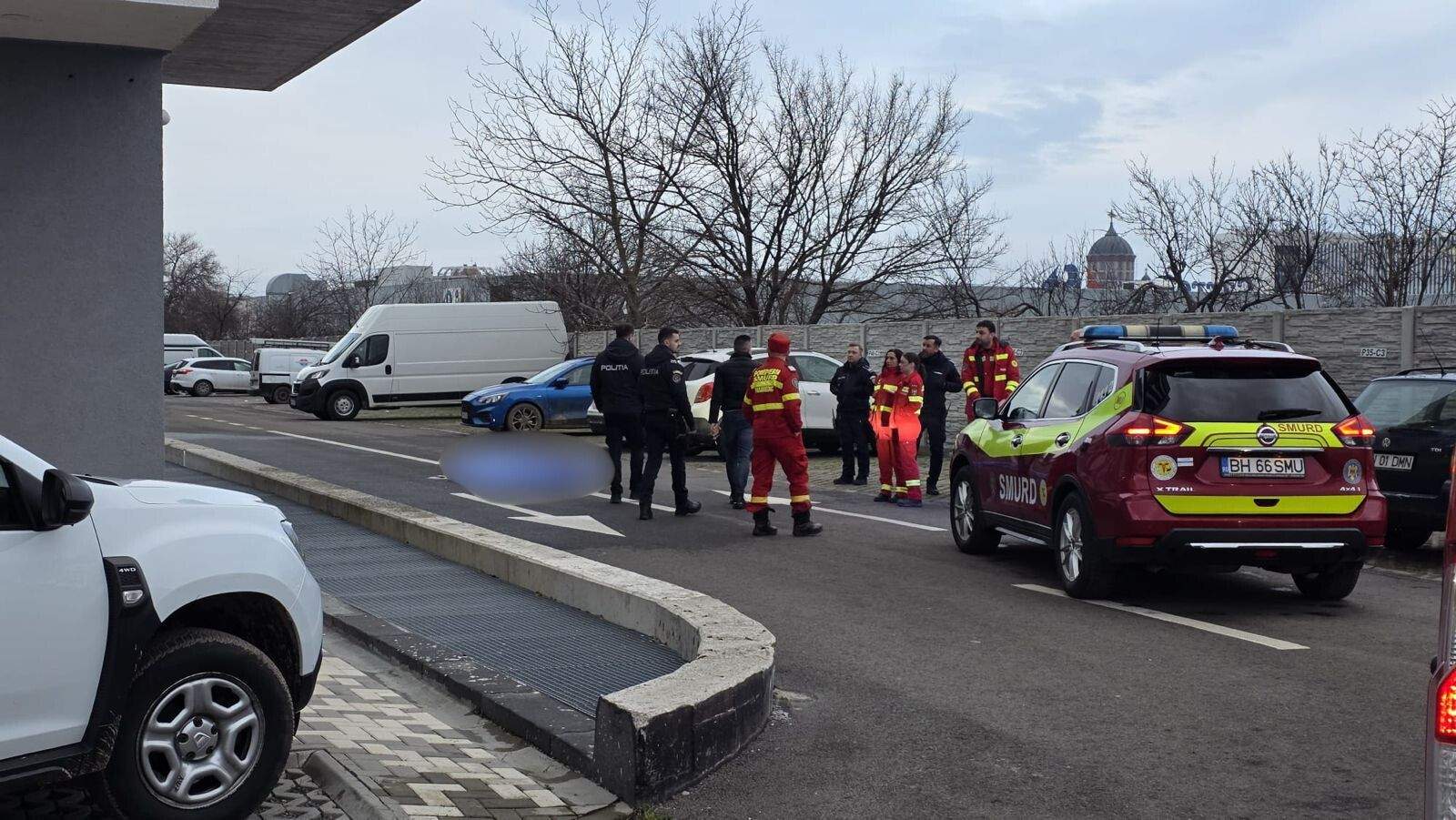 Băiatul care a căzut de la etajul opt