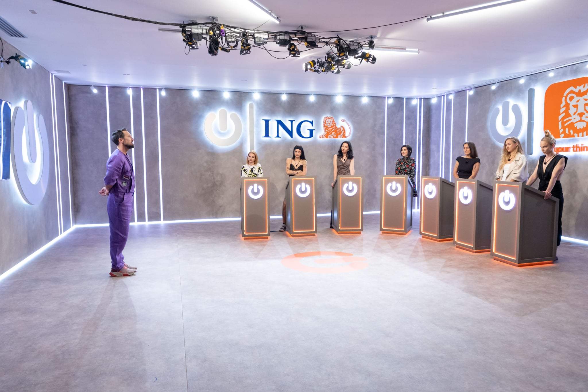 O nouă săptămână de Power Couple începe cu o probă care le va aminti băieților de copilărie: ”Jocul de astăzi este șotronul... deasupra mării”