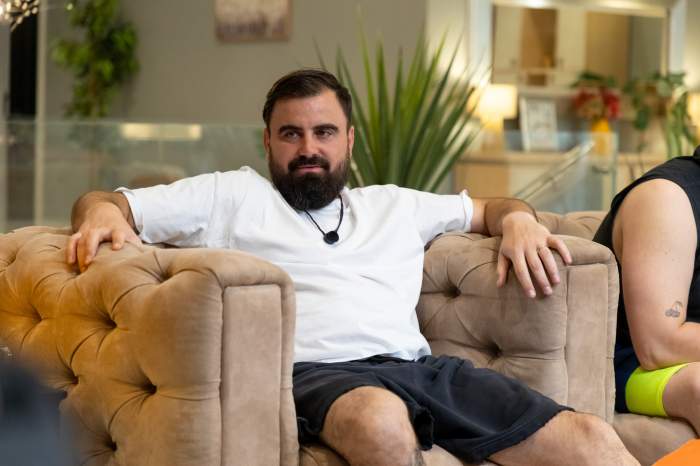 O nouă săptămână de Power Couple începe cu o probă care le va aminti băieților de copilărie: ”Jocul de astăzi este șotronul... deasupra mării”