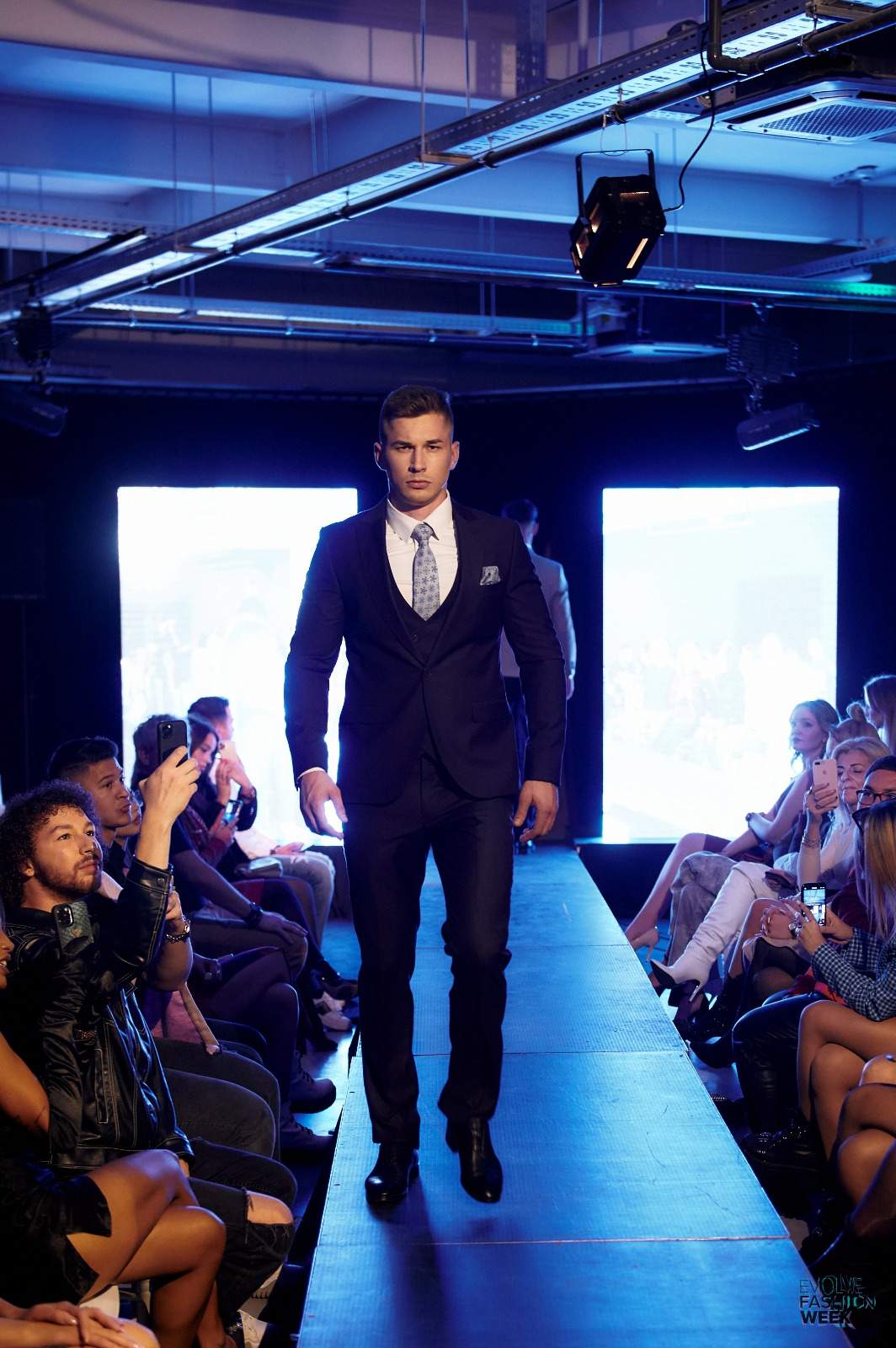 Alberto Hangan, defilând