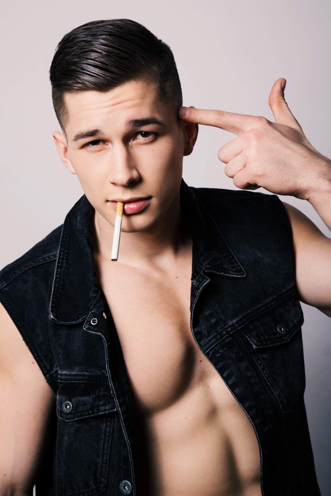 Alberto Hangan, cu o țigară