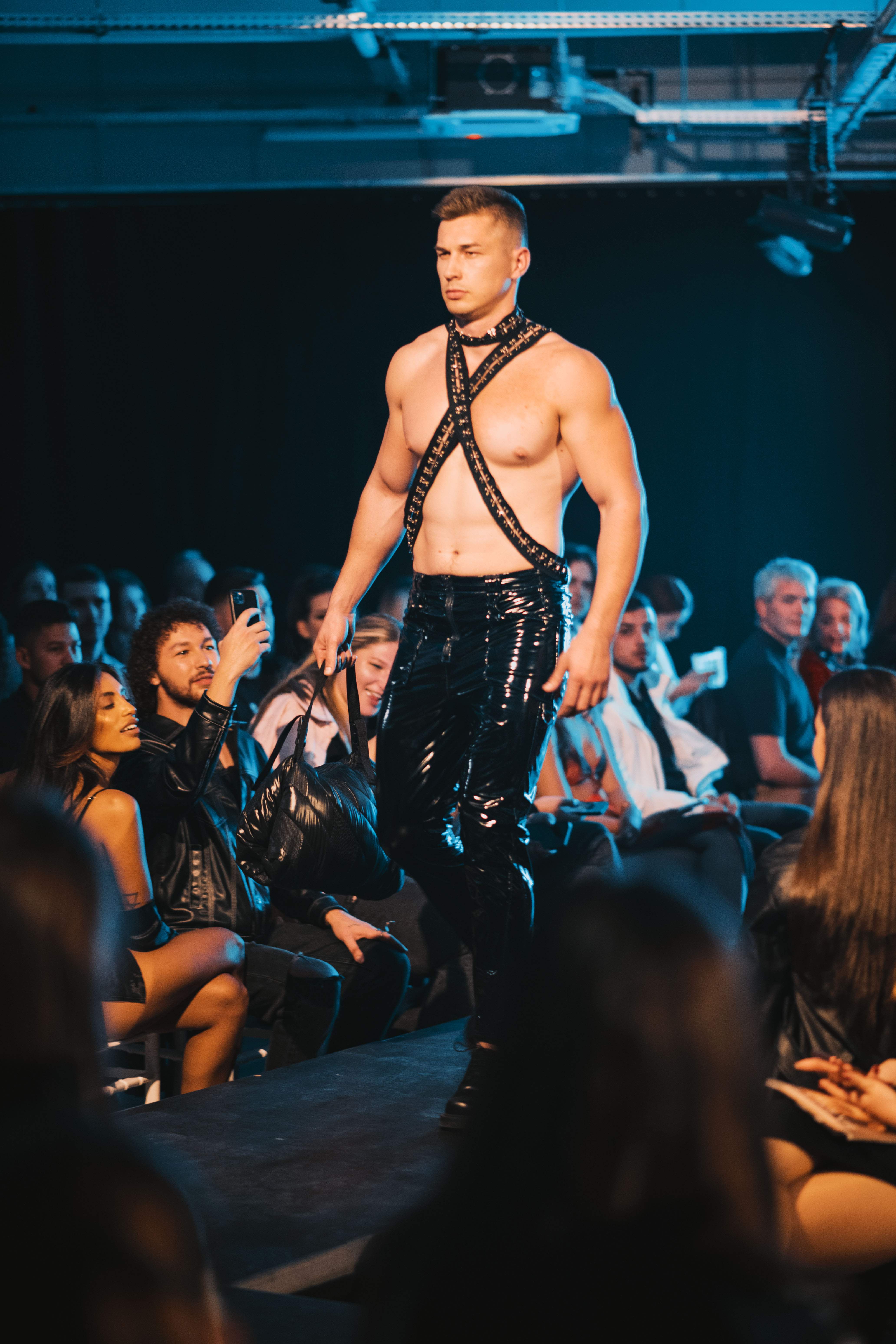 Alberto Hangan, defilând