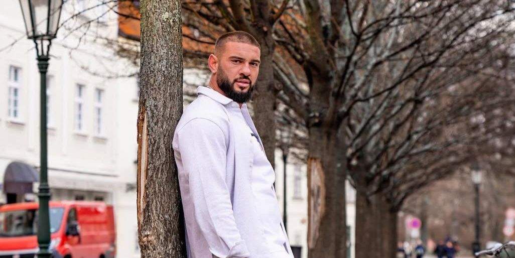 Dorian Popa, într-o ținută albă