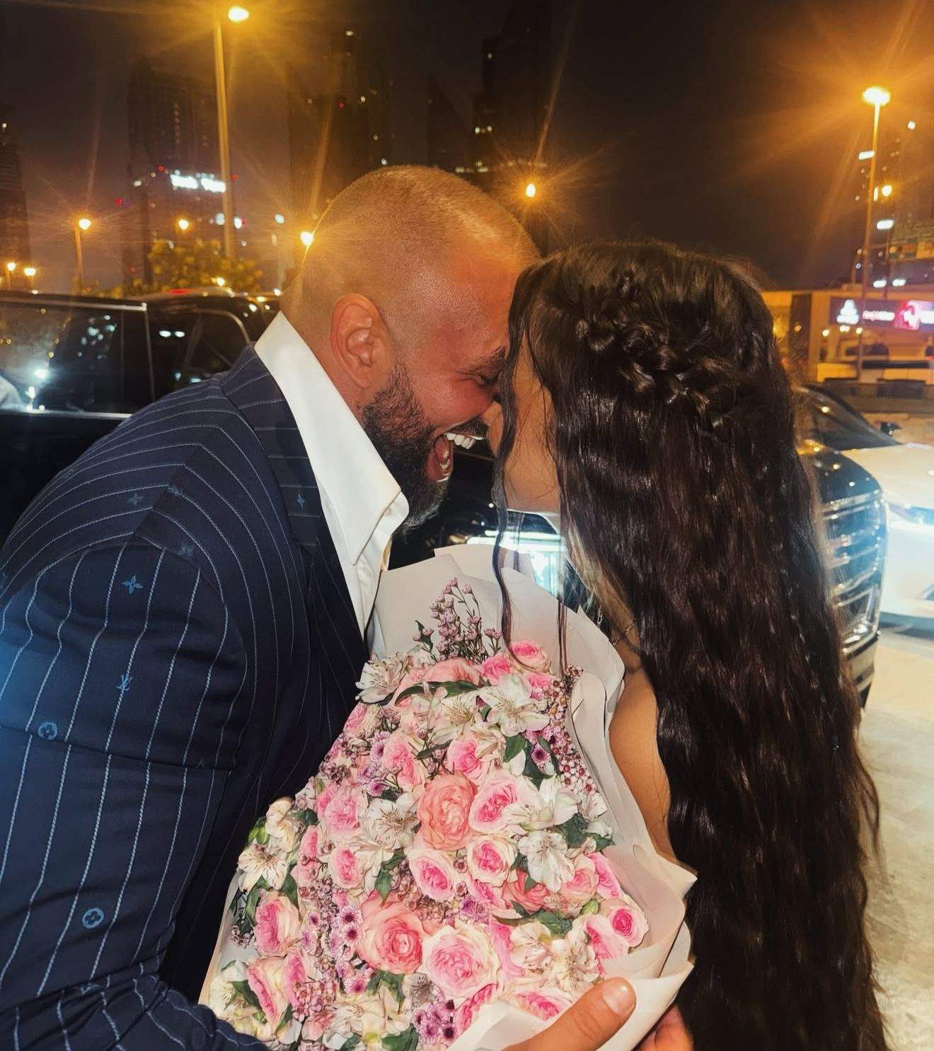 Alex Bodi i-a oferit un buchet superb de flori iubitei sale