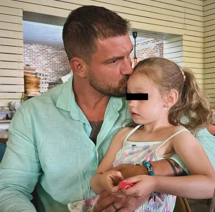 bogdan vladau si fiica lui, o tine in brate