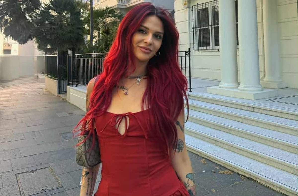 Marilu Dobrescu, într-o rochie roșie