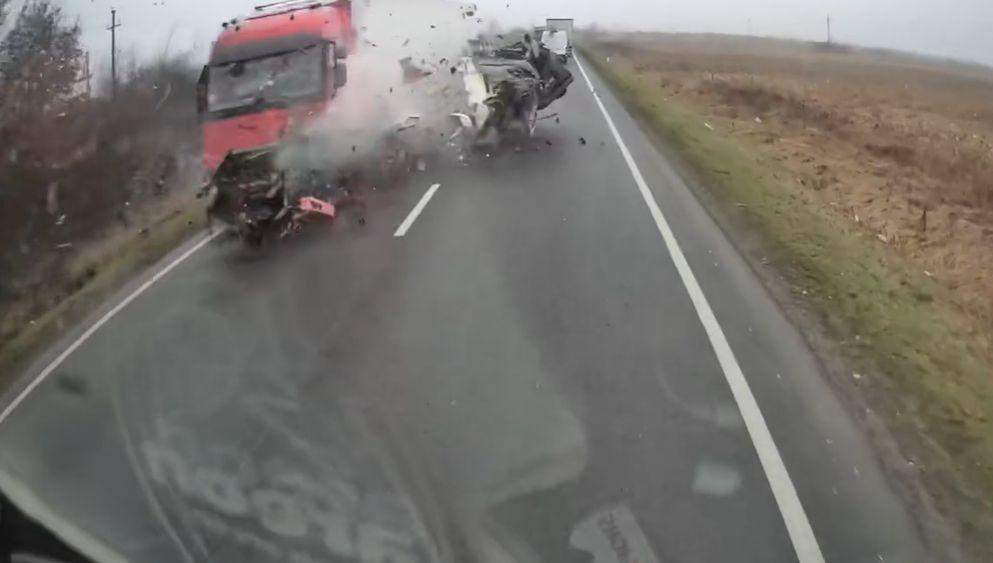 Imagini cu momentul accidentului devastator din Timiş, unde 7 persoane au murit. Microbuzul în care se aflau a fost spulberat