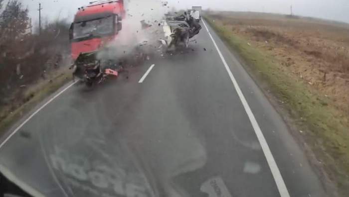 Imagini cu momentul accidentului devastator din Timiş, unde 7 persoane au murit. Microbuzul în care se aflau a fost spulberat