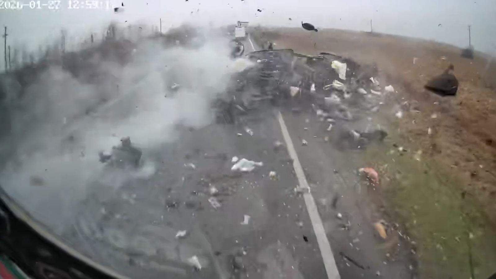 Imagini cu momentul accidentului devastator din Timiş, unde 7 persoane au murit. Microbuzul în care se aflau a fost spulberat