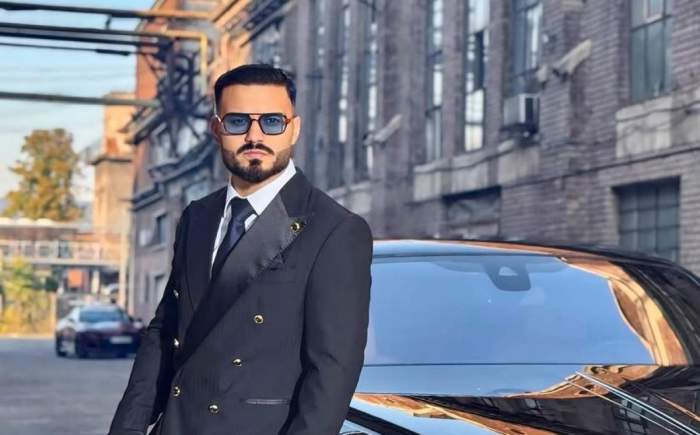 Jador, lângă o mașină