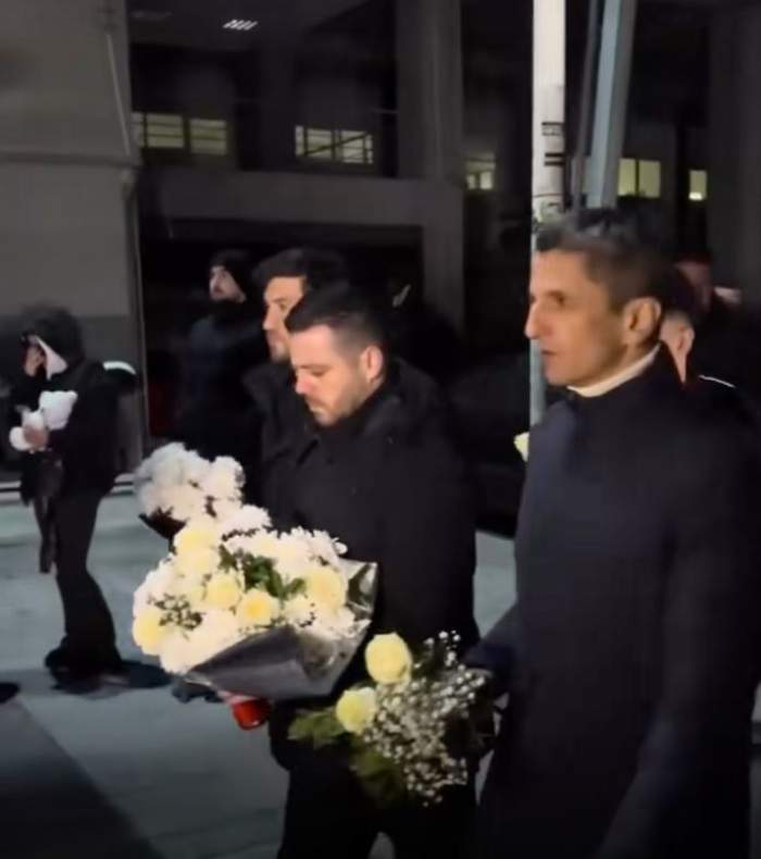 Răzvan Lucescu are un buchet de trandafiri în mână