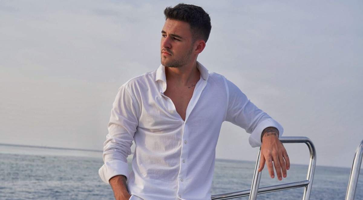 Mario Fresh poarta o camasa alba pe barca