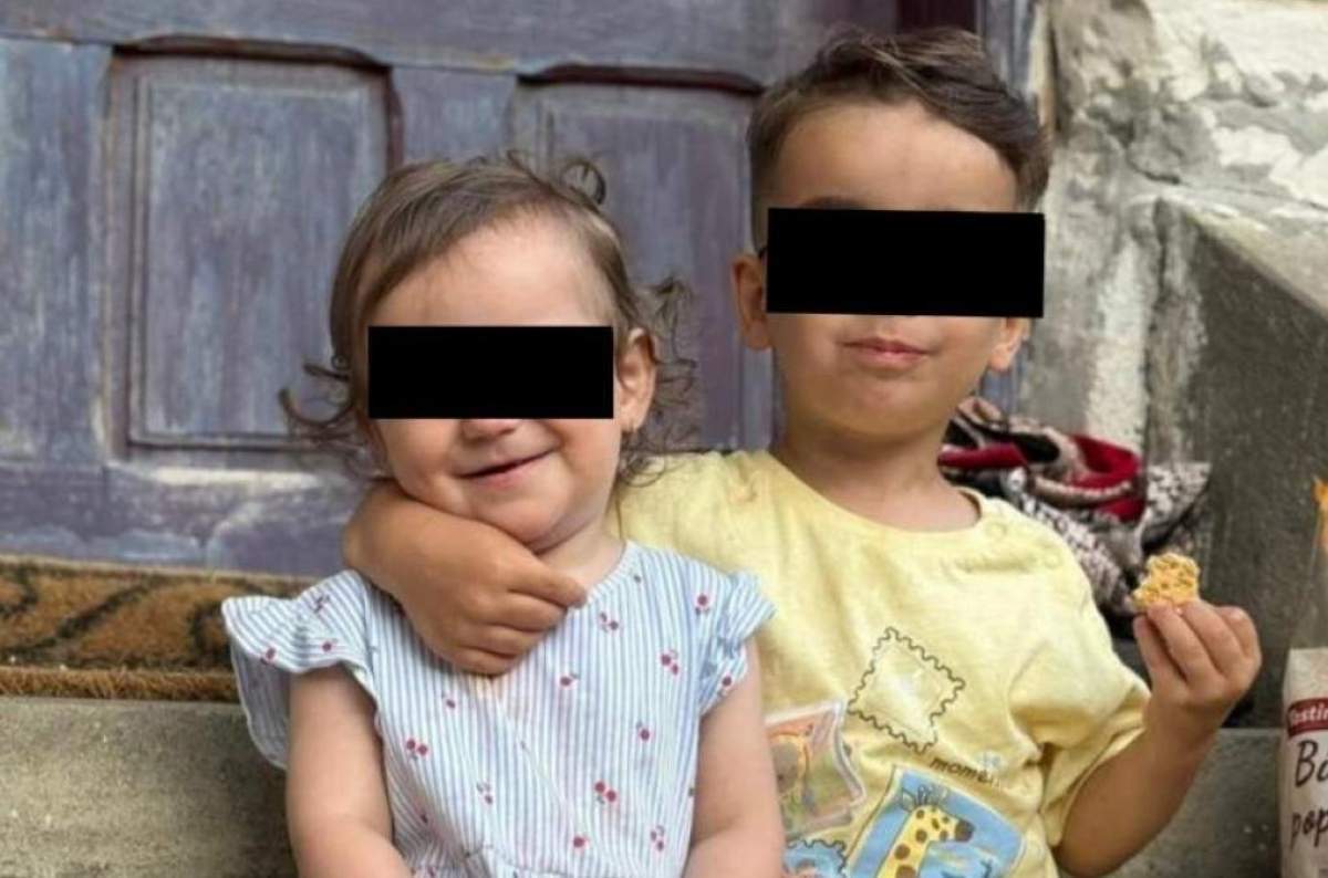 Fetița de doi ani și fratele ei