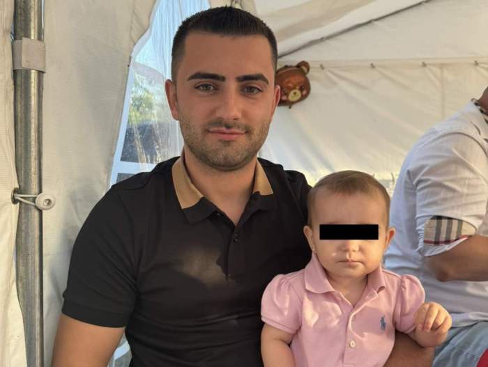 Fetița de doi ani cu tatăl ei