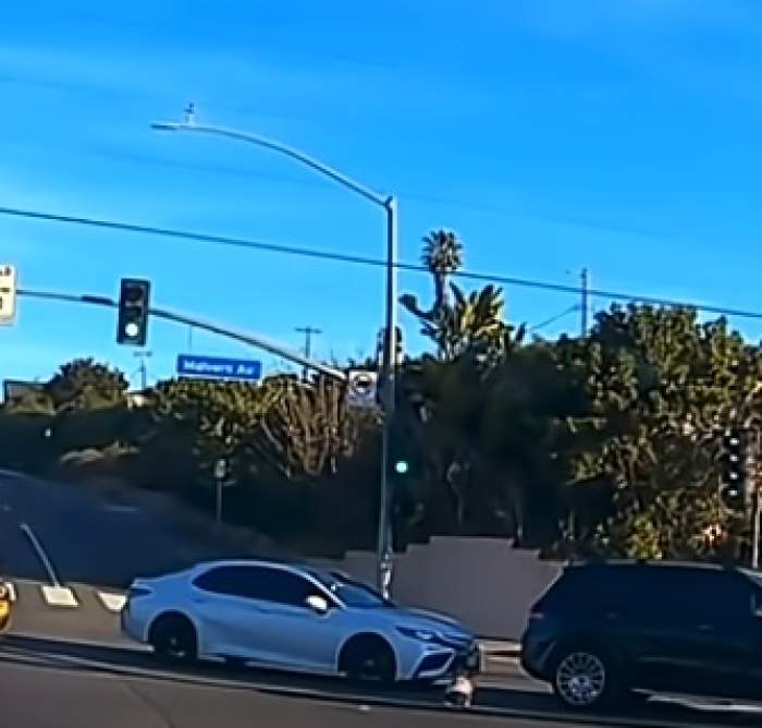 Imagini șocante cu un copil care cade dintr-o mașină în mers. Ce acuzații îi sunt aduse mamei sale. Totul a fost filmat 