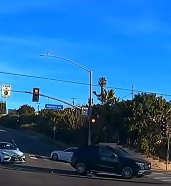 Imagini șocante cu un copil care cade dintr-o mașină în mers. Ce acuzații îi sunt aduse mamei sale. Totul a fost filmat 