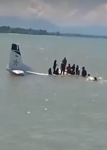 15 persoane au scăpat cu viață dintr-un accident aviatic teribil! Aeronava s-a prăbușit la scurt timp după decolare