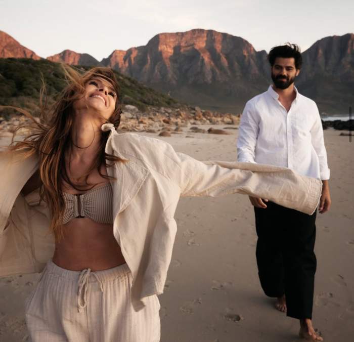 Sânziana Negru și Ștefan Floroaica, pe o plajă