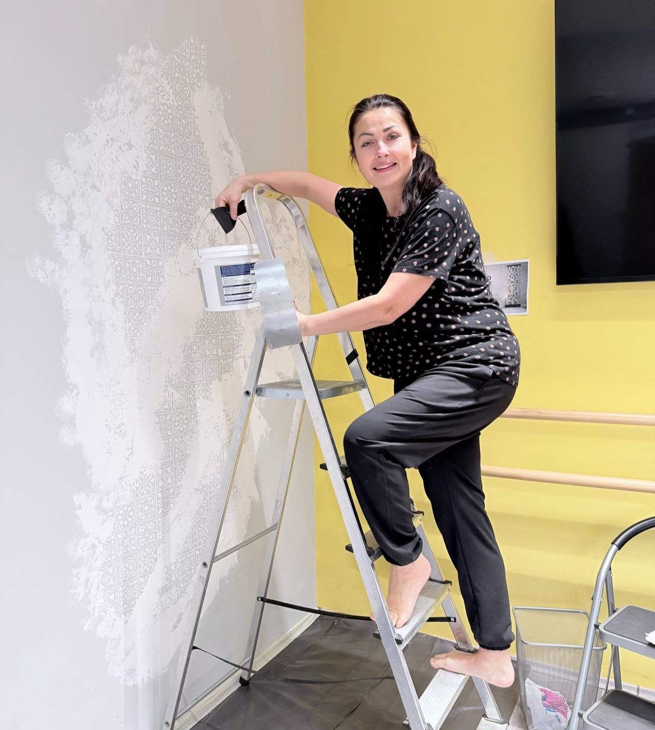 Gabriela Cristea, pe scară, zugrăvind