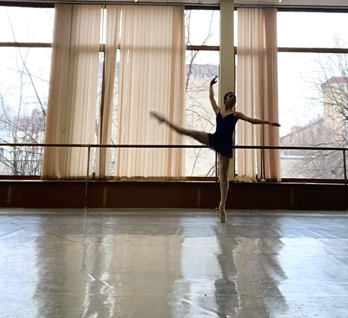 Balerina, în sala de dans