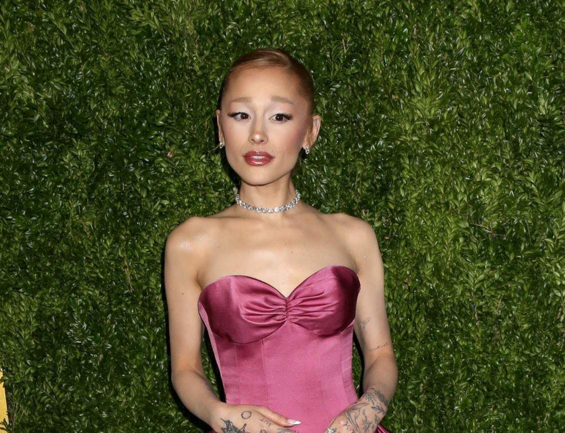 Ariana Grande, într-o rochie roz