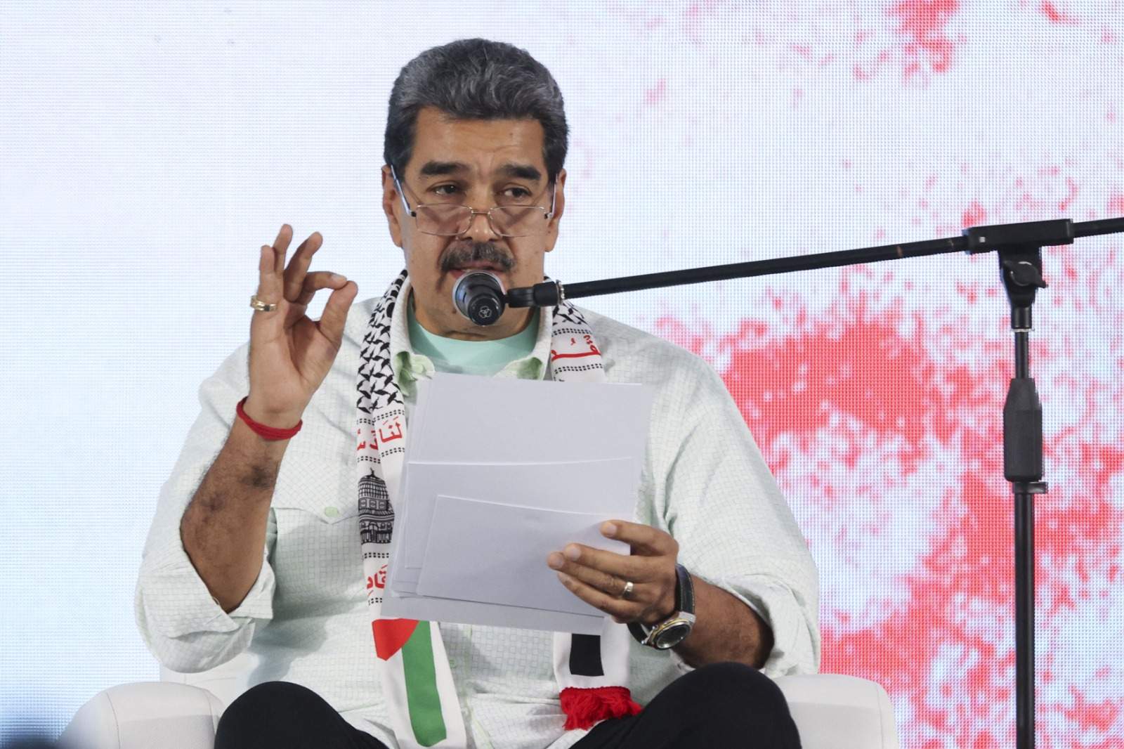 Nicolas Maduro, în bluză albă