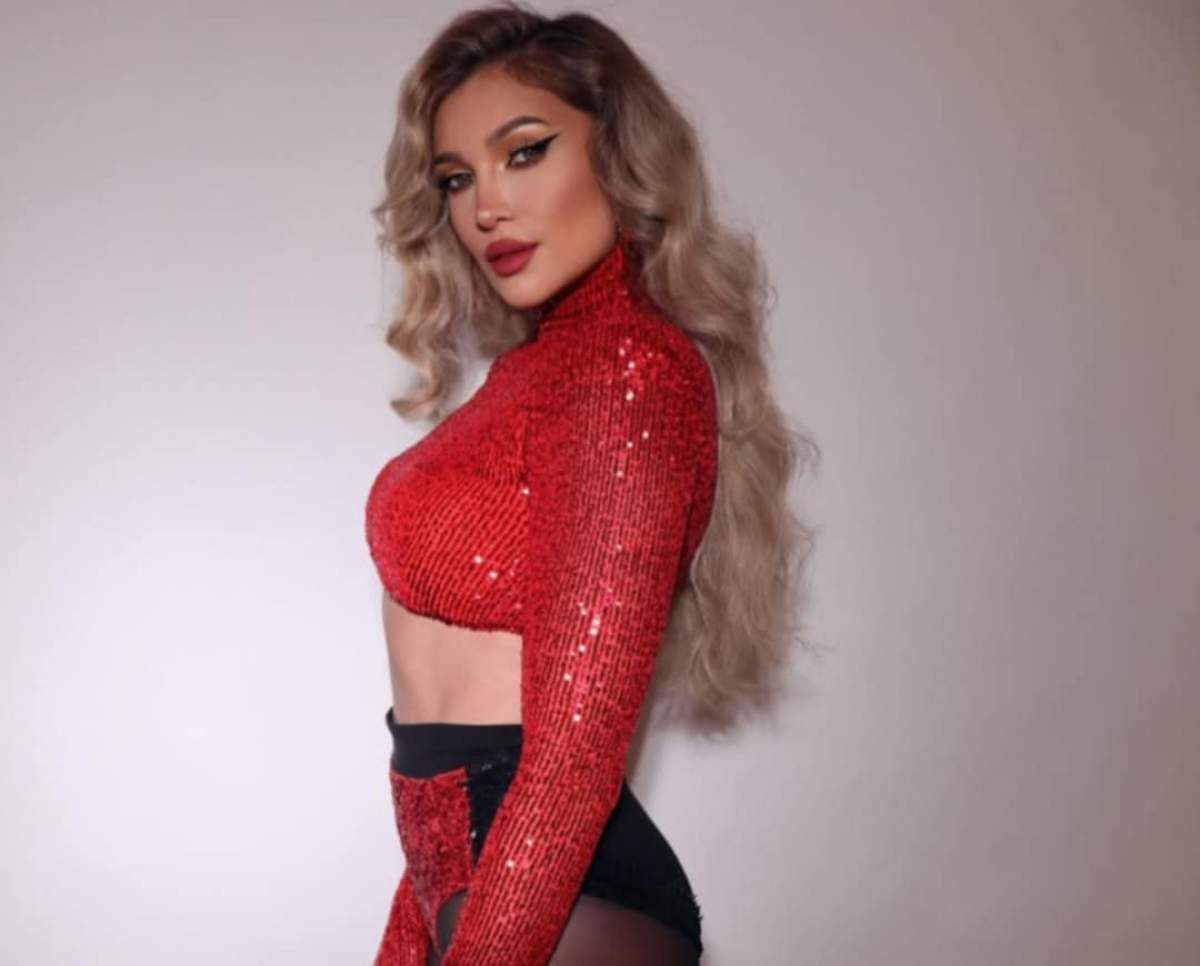 Lora, ținută roșie