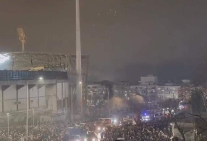 O grămadă de oameni s-au adunat la Stadionul Toumba