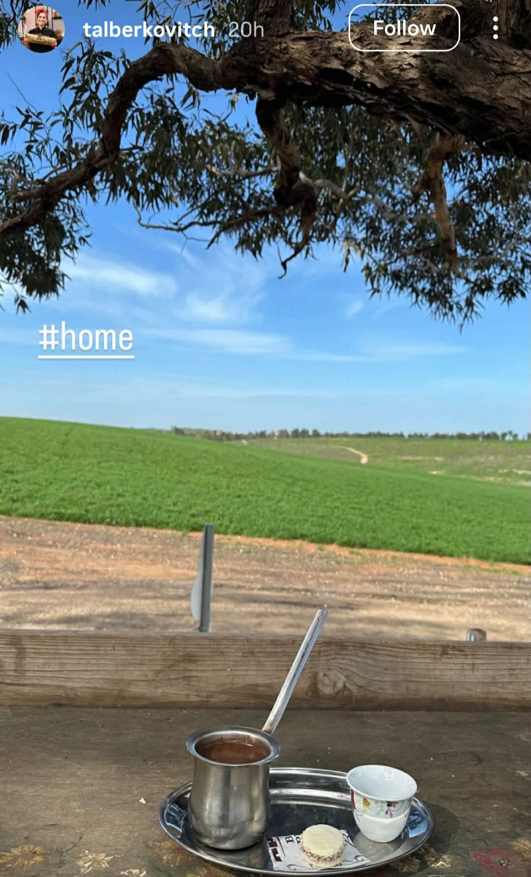 un ibric și o ceașcă de cafea