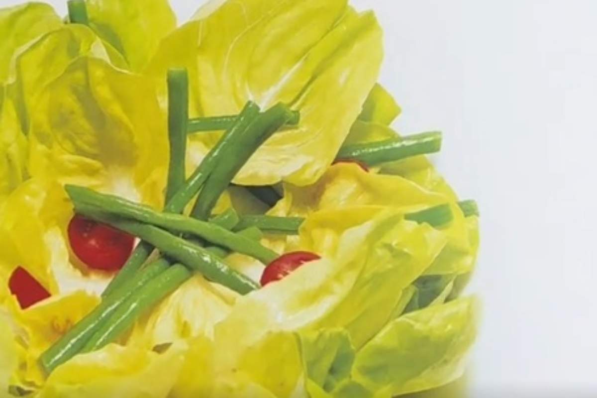 Incredibil cât costă 3 foi de salată, câteva păstăi și 4 roșii cherry la un restaurant de fițe