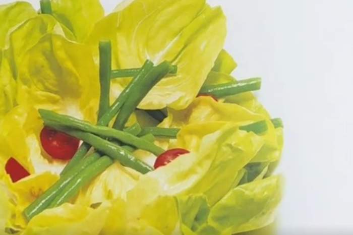 Incredibil cât costă 3 foi de salată, câteva păstăi și 4 roșii cherry la un restaurant de fițe