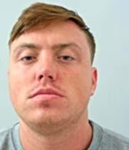 O mamă și copiii ei au ucis un bărbat în fața casei. Au spus apoi polițiștilor că l-au găsit grav rănit