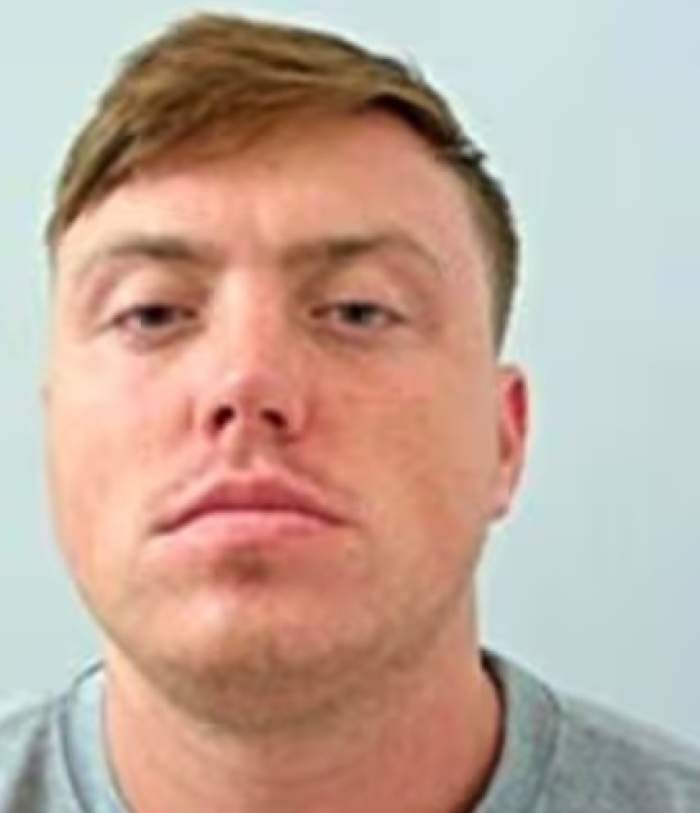 O mamă și copiii ei au ucis un bărbat în fața casei. Au spus apoi polițiștilor că l-au găsit grav rănit