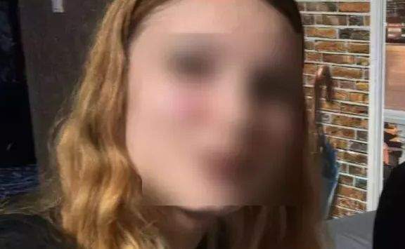 O elevă a fost găsită moartă în casă