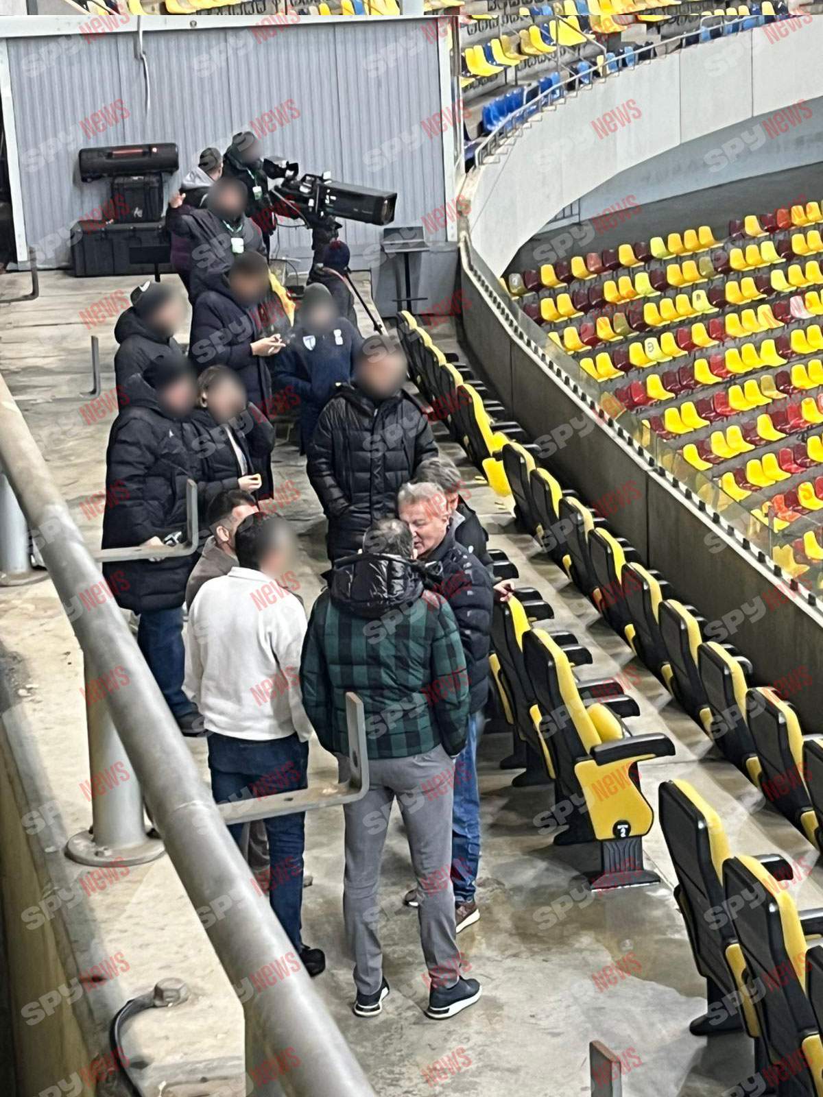 Dan Bittman, apariție rară pe stadion! Artistul a demonstrat că este lipsit de fițe! Cu cine s-a afișat când nu știa că este filmat