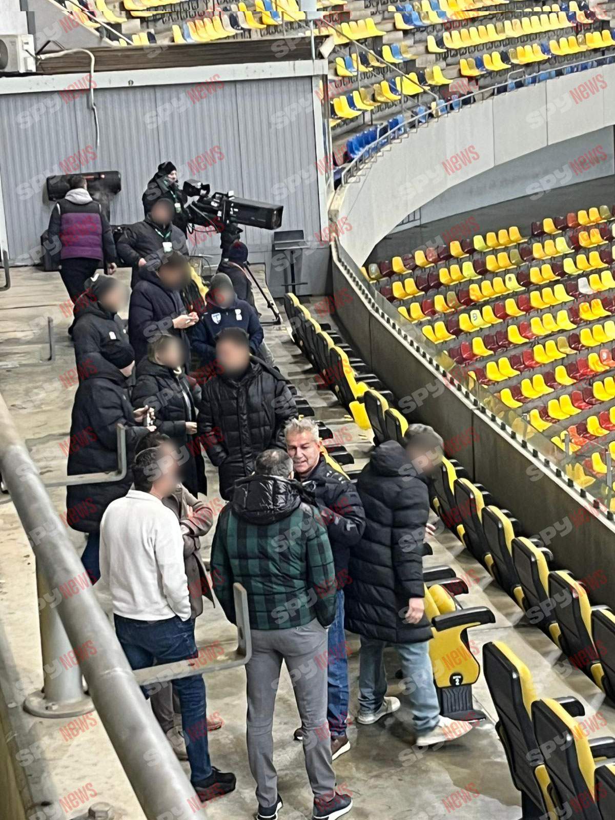 Dan Bittman, apariție rară pe stadion! Artistul a demonstrat că este lipsit de fițe! Cu cine s-a afișat când nu știa că este filmat