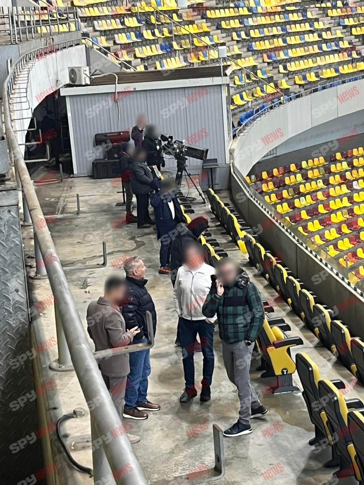 Dan Bittman, apariție rară pe stadion! Artistul a demonstrat că este lipsit de fițe! Cu cine s-a afișat când nu știa că este filmat