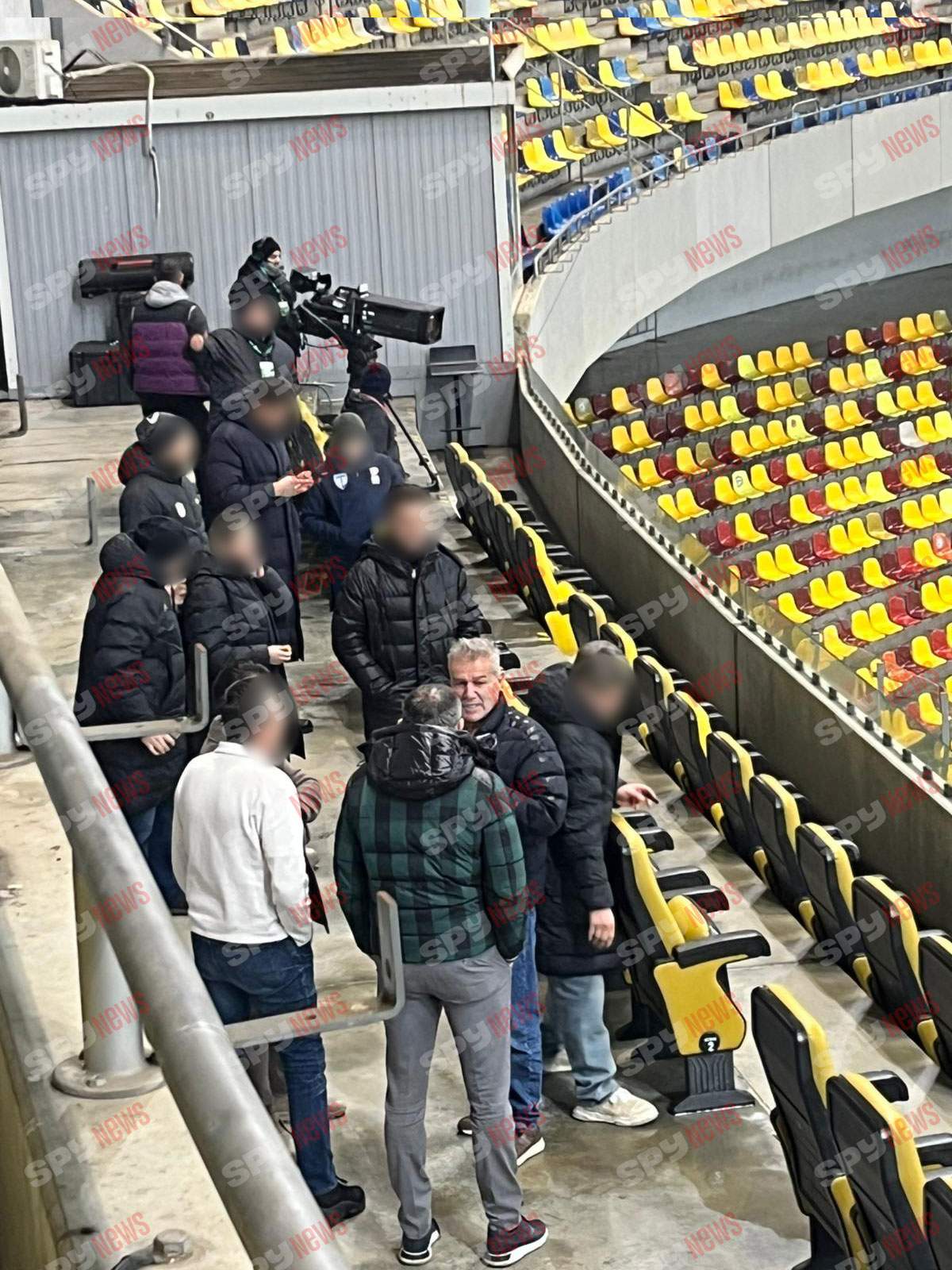 Dan Bittman, apariție rară pe stadion! Artistul a demonstrat că este lipsit de fițe! Cu cine s-a afișat când nu știa că este filmat