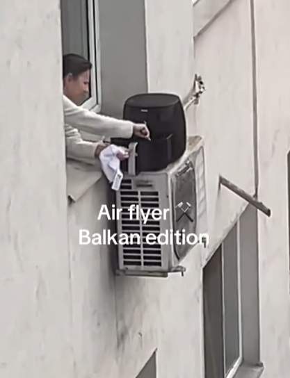 Ai mai văzut așa ceva? O femeie a fost filmată gătind la airfryer pe geam, pe aerul condiționat. Imaginile sunt incredibile