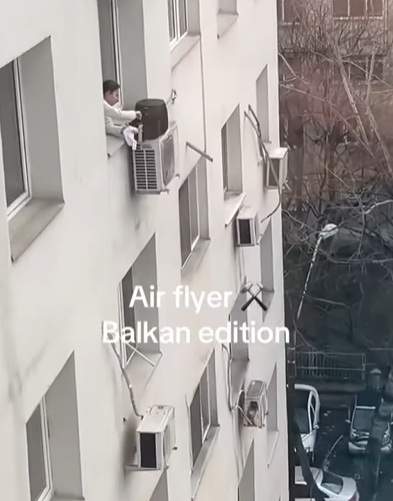 Ai mai văzut așa ceva? O femeie a fost filmată gătind la airfryer pe geam, pe aerul condiționat. Imaginile sunt incredibile