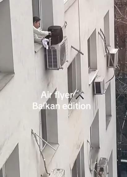 Ai mai văzut așa ceva? O femeie a fost filmată gătind la airfryer pe geam, pe aerul condiționat. Imaginile sunt incredibile