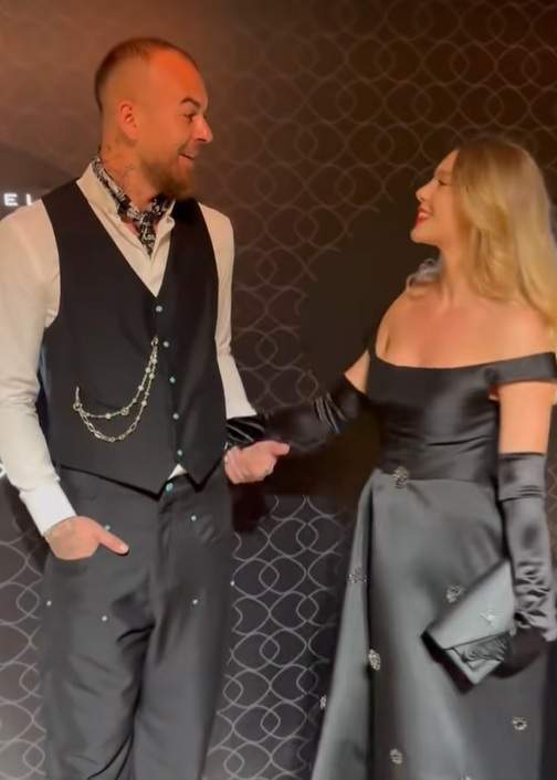 Cât de îndrăgostit e Denis Alibec! Fotbalistul o soarbe din priviri pe iubita lui