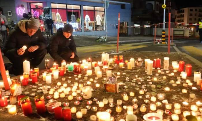 Lumânări aprinse pentru tinerii decedați