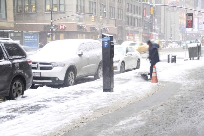 Curățarea zăpezii, 7th Avenue, Times Square, New York, Statele Unite